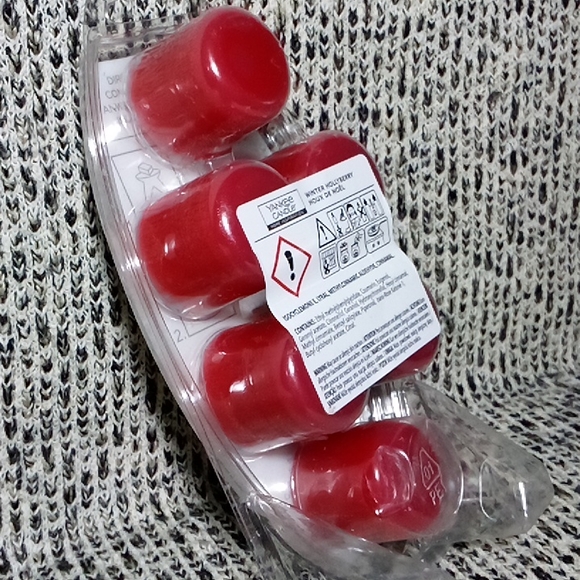 3/$15 Yankee Candle Winter Hollyberry Wax Melts - Picture 2 of 4